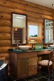 Ванная комната в деревянном доме из бревна