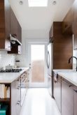 Дизайн узкой кухни в частном доме