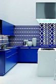 Белая кухня с синими обоями