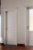 Белые двери с коричневым стеклом