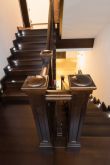 Подсветка деревянной лестницы в доме
