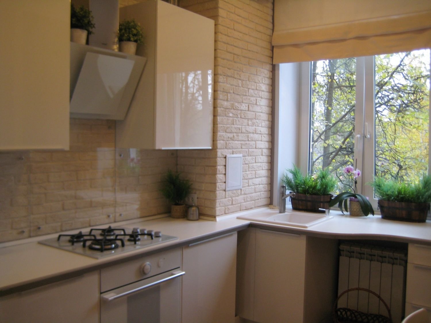 кухня мойка у окна в хрущевке дизайн