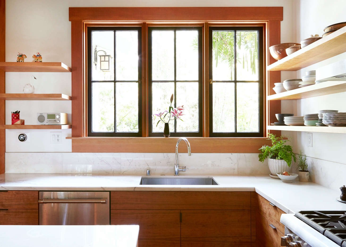 Кухни фото с мойкой у окна в частном доме современном стиле