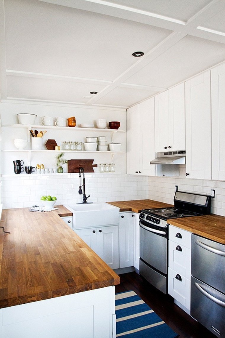Белая кухня ikea с деревянной столешницей