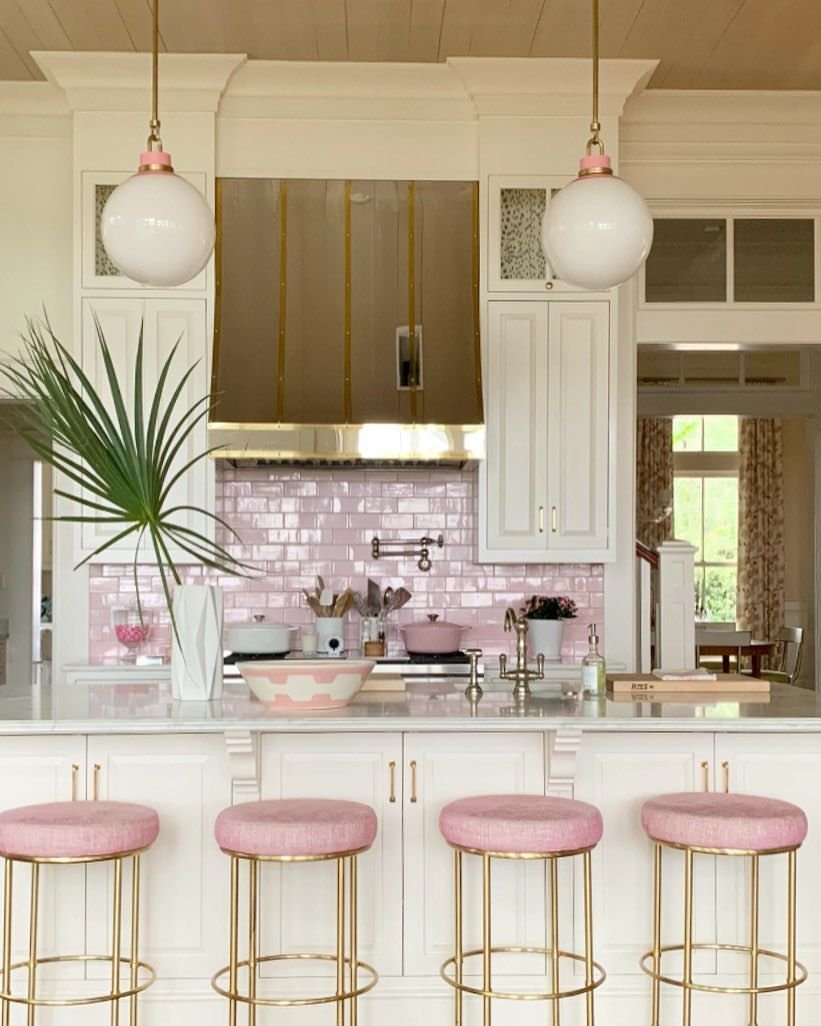 Розовая кухня в интерьере