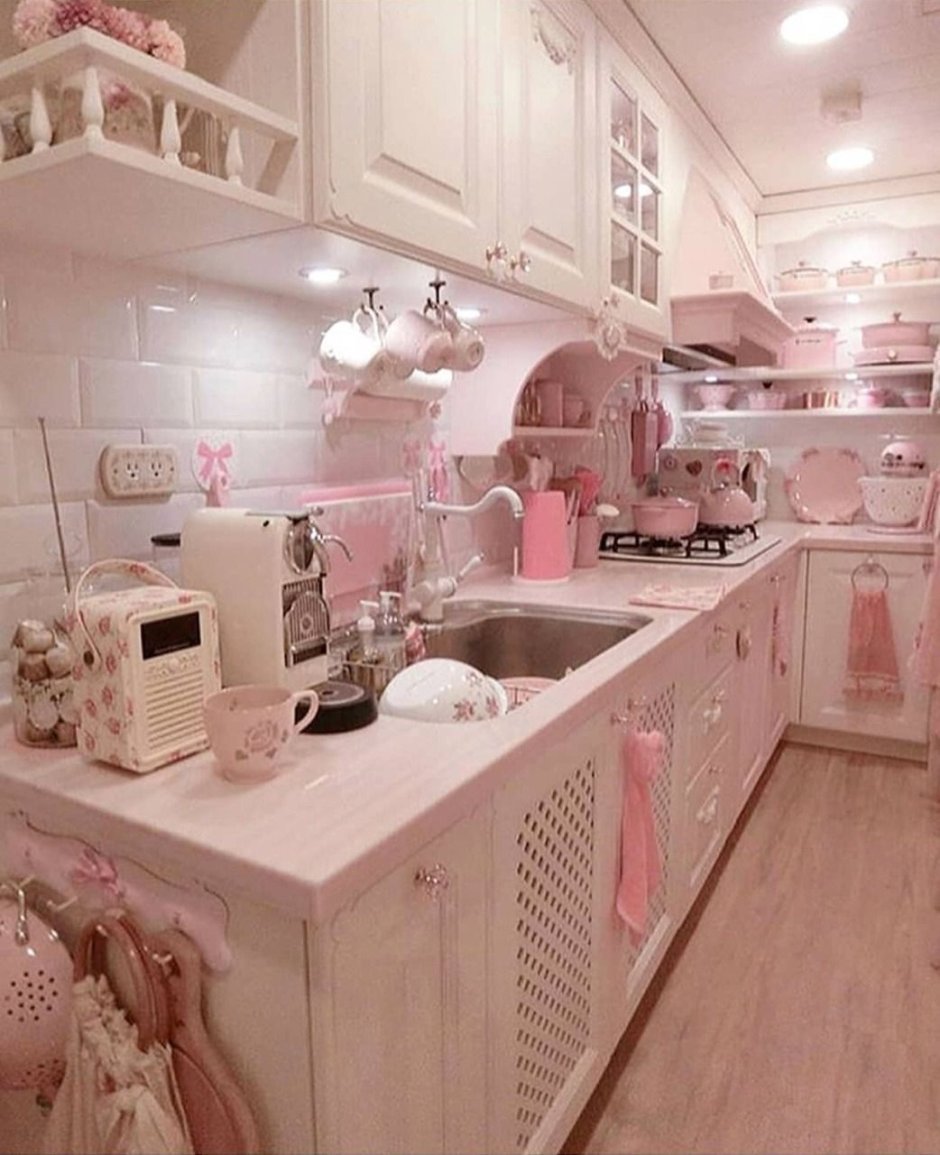 Кухня с розовым декором
