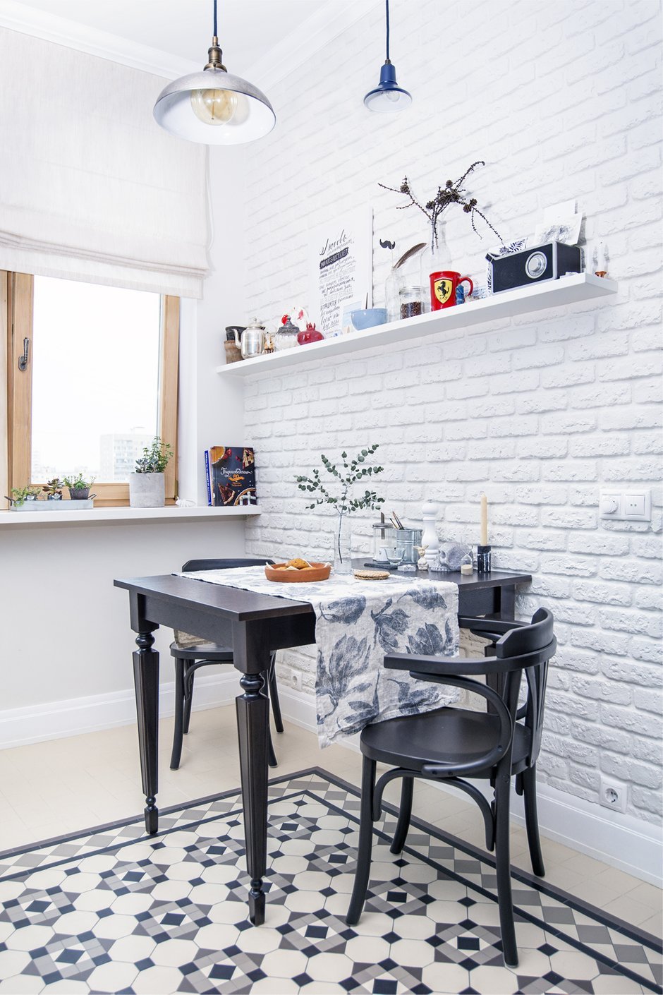 Полка над обеденным столом на кухне