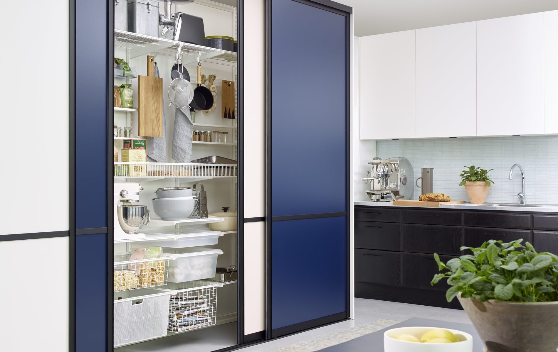 Cupboard glass fridge cooker. Шкаф купе на кухне. Кухня за раздвижными дверями. Встроенный шкаф на кухне. Кухня с раздвижными дверцами.