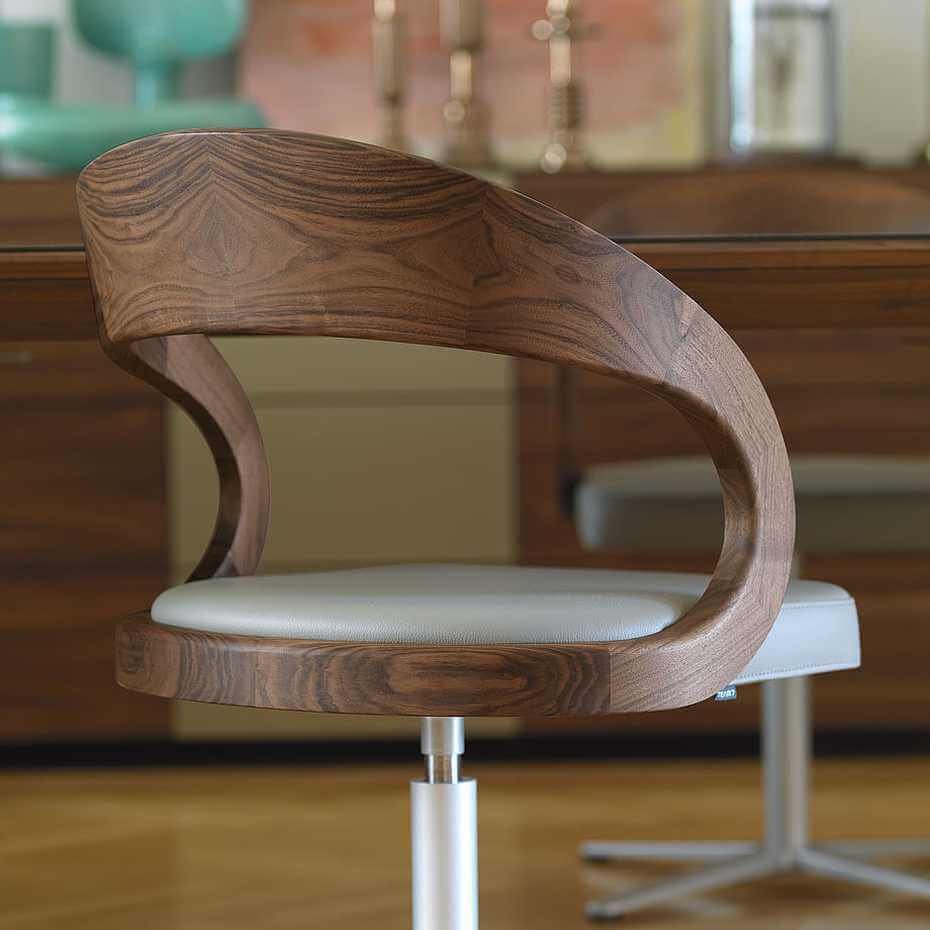 Крутящийся деревянный стул