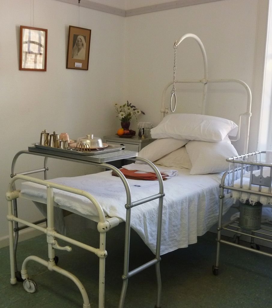 Кровать в стиле больничной