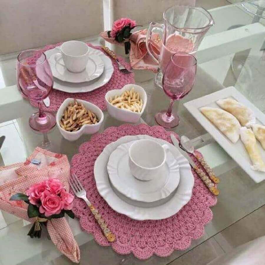 Сервировка с розовыми тарелками