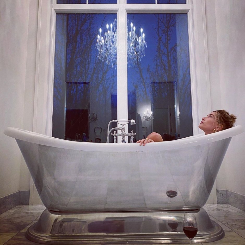 Хейли Бибер в ванной фото