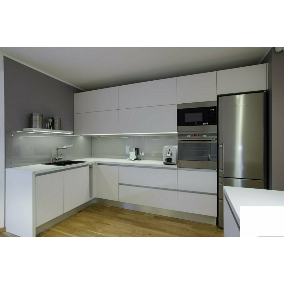 Черный стеклянный холодильник в интерьере белой кухни