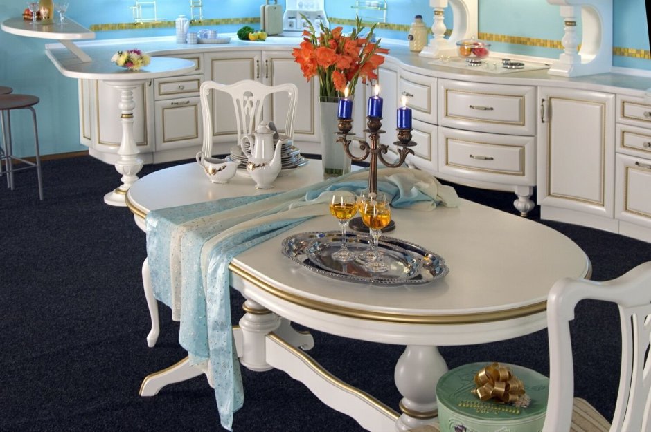 Кухонный овальный стол классический стиль
