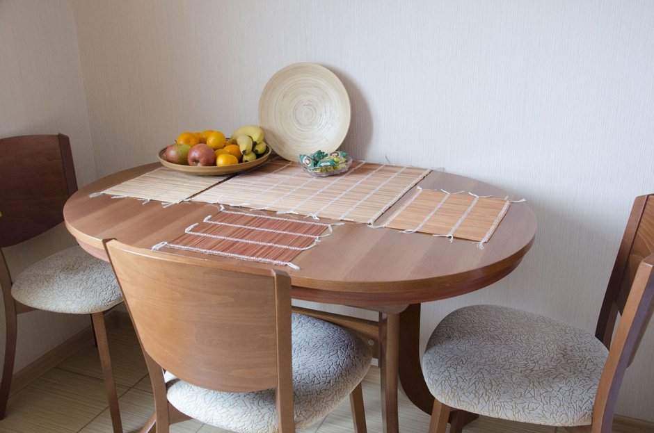 Овальные столы для маленькой кухни