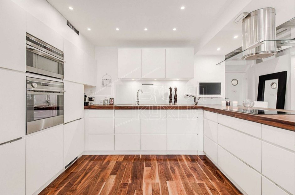 Белая кухня Модерн с деревянной столешницей