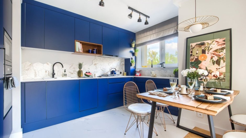Синяя кухня в парижском стиле