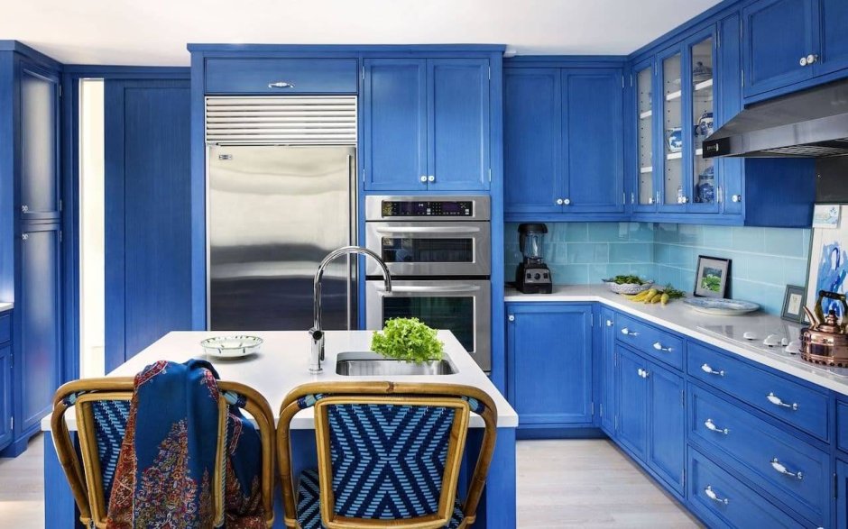 Сочетание синей кухни со столешницей