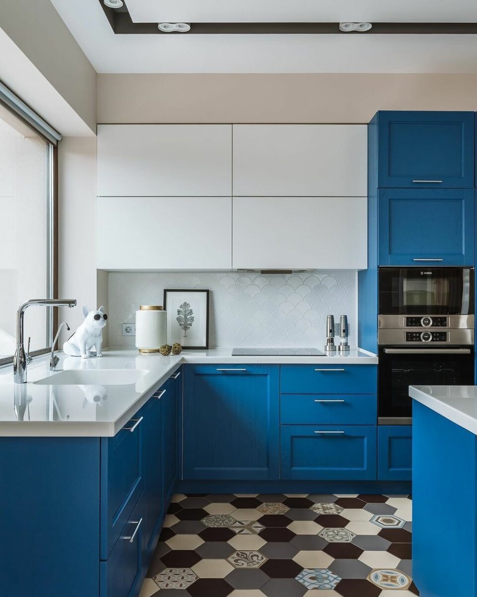 Синяя кухня столовая в доме