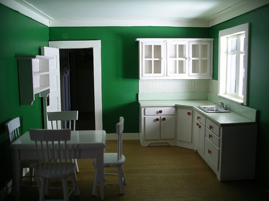 Белая кухня зеленые стены