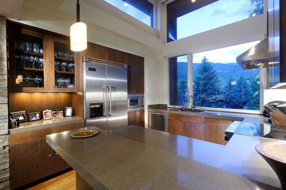 Кухня с панорамными окнами в квартире