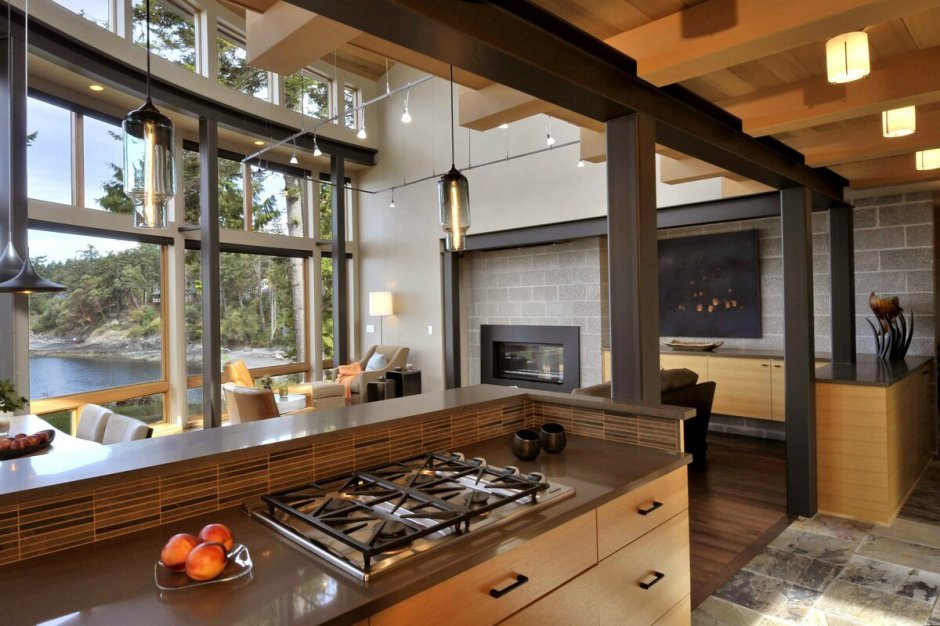 Узкая кухня с панорамным окном