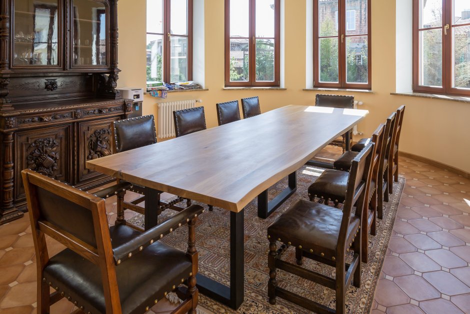 Большой обеденный стол на 20 человек