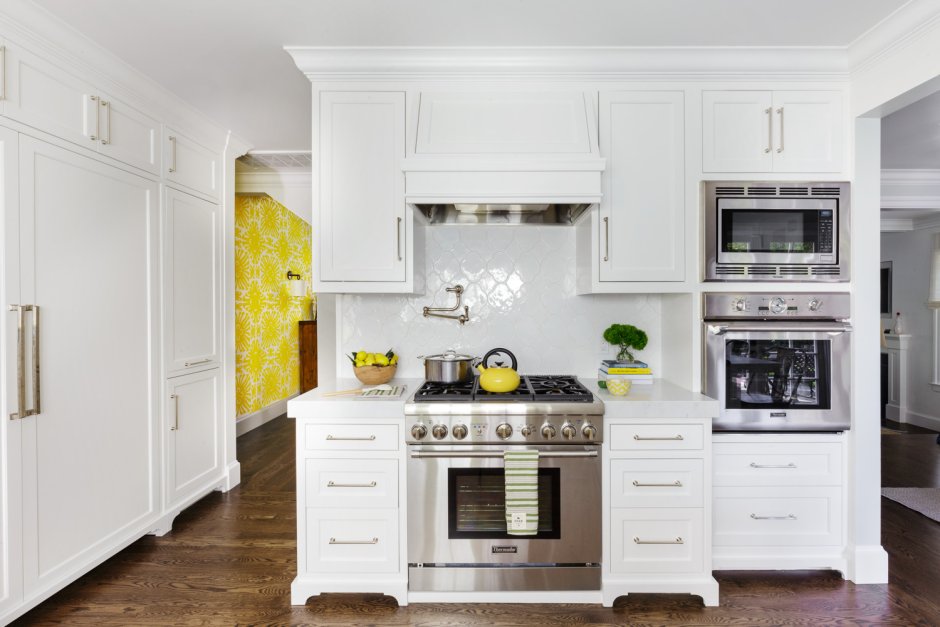 Белая плита и духовка в интерьере кухни