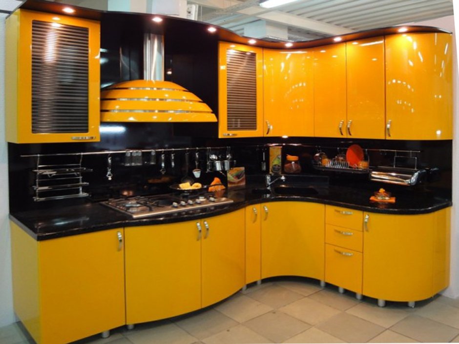 Желтая угловая кухня
