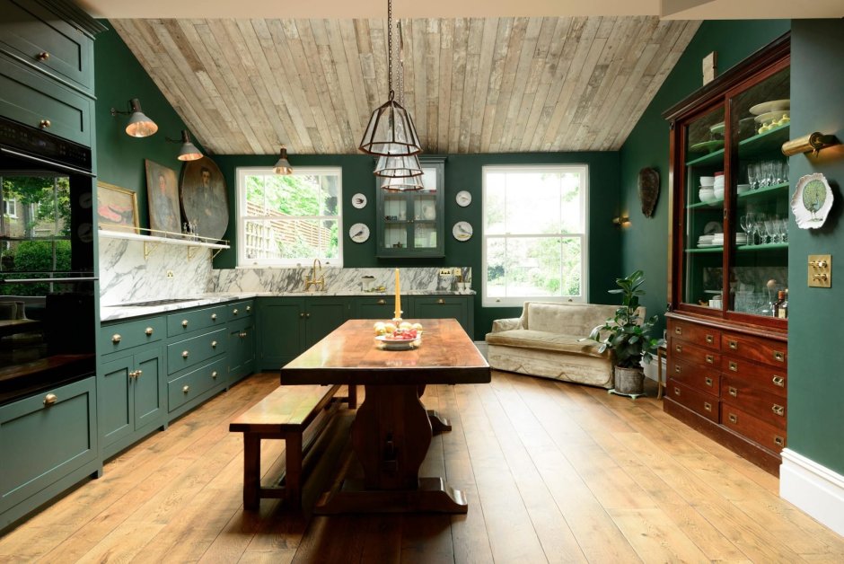 Деревянная кухня с зелеными стенами