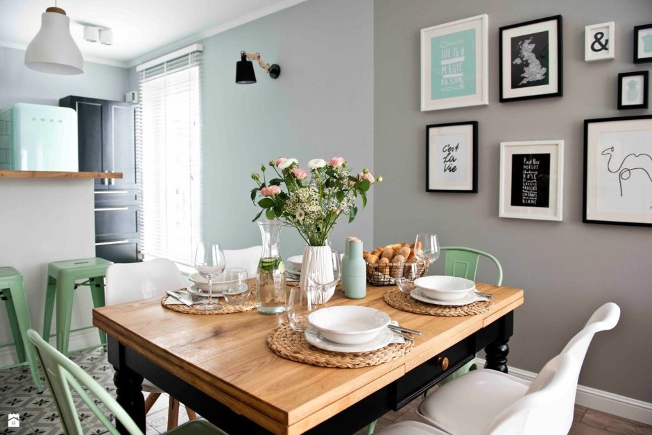 Декор светлой кухни на стенах