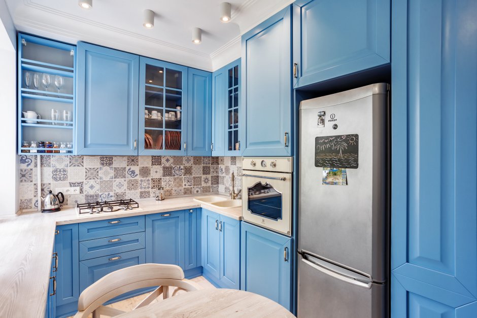 Кухонный гарнитур синего цвета в интерьере
