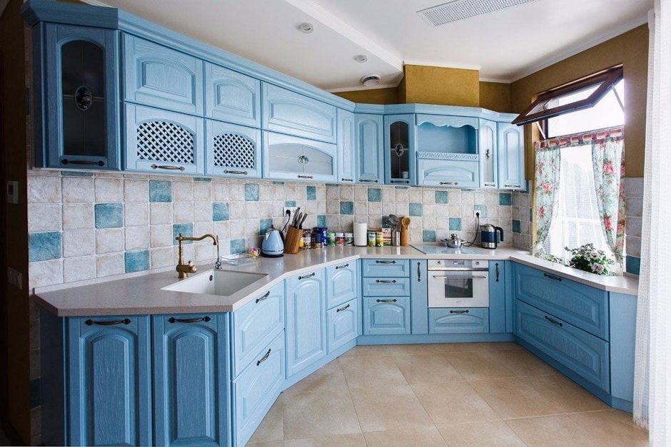 Кухонный гарнитур дерево с голубыми вставками