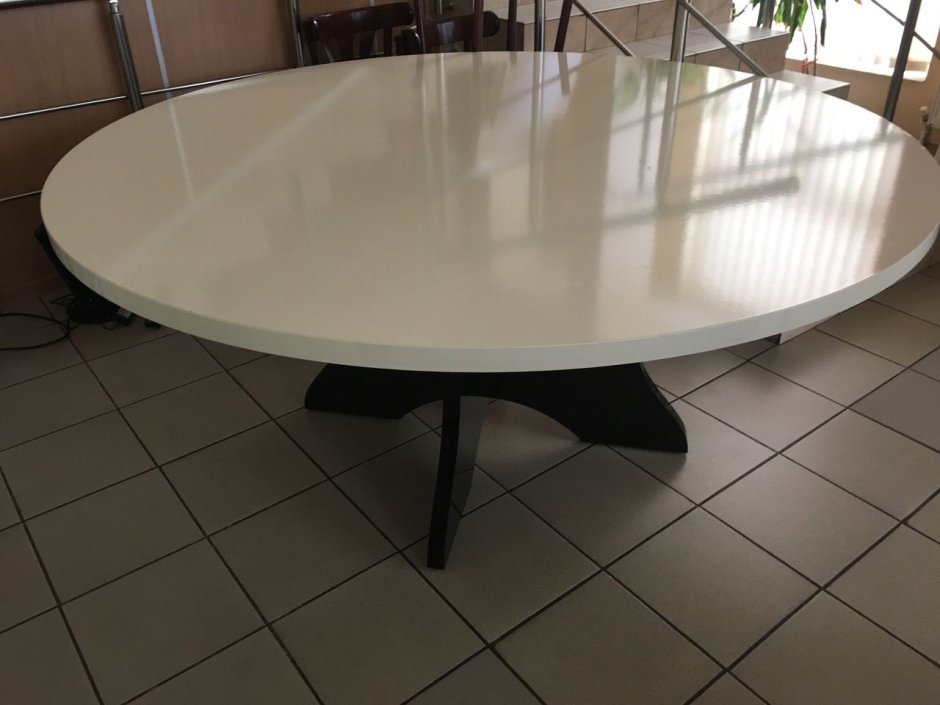 Круглый стол большого диаметра