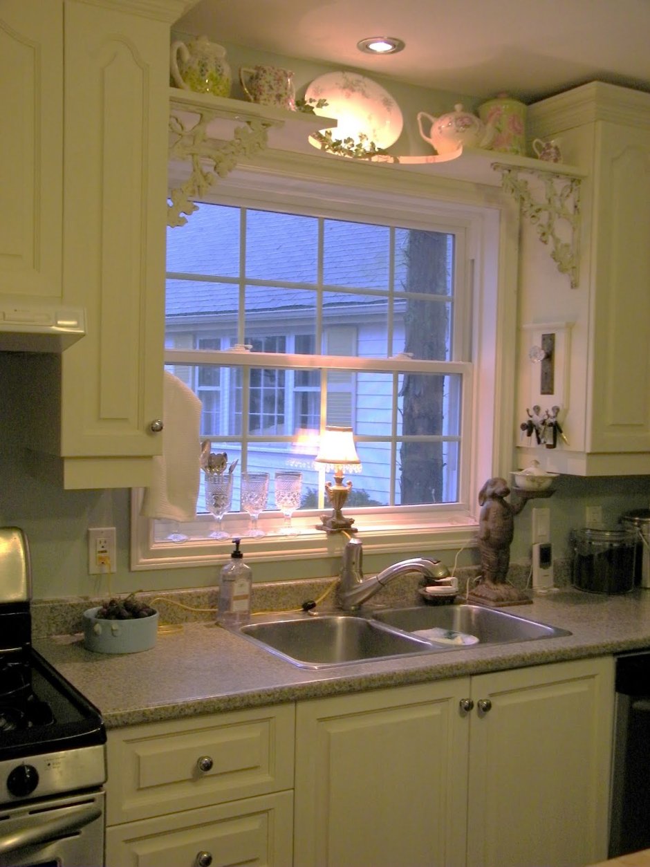 Окно над раковиной в кухне
