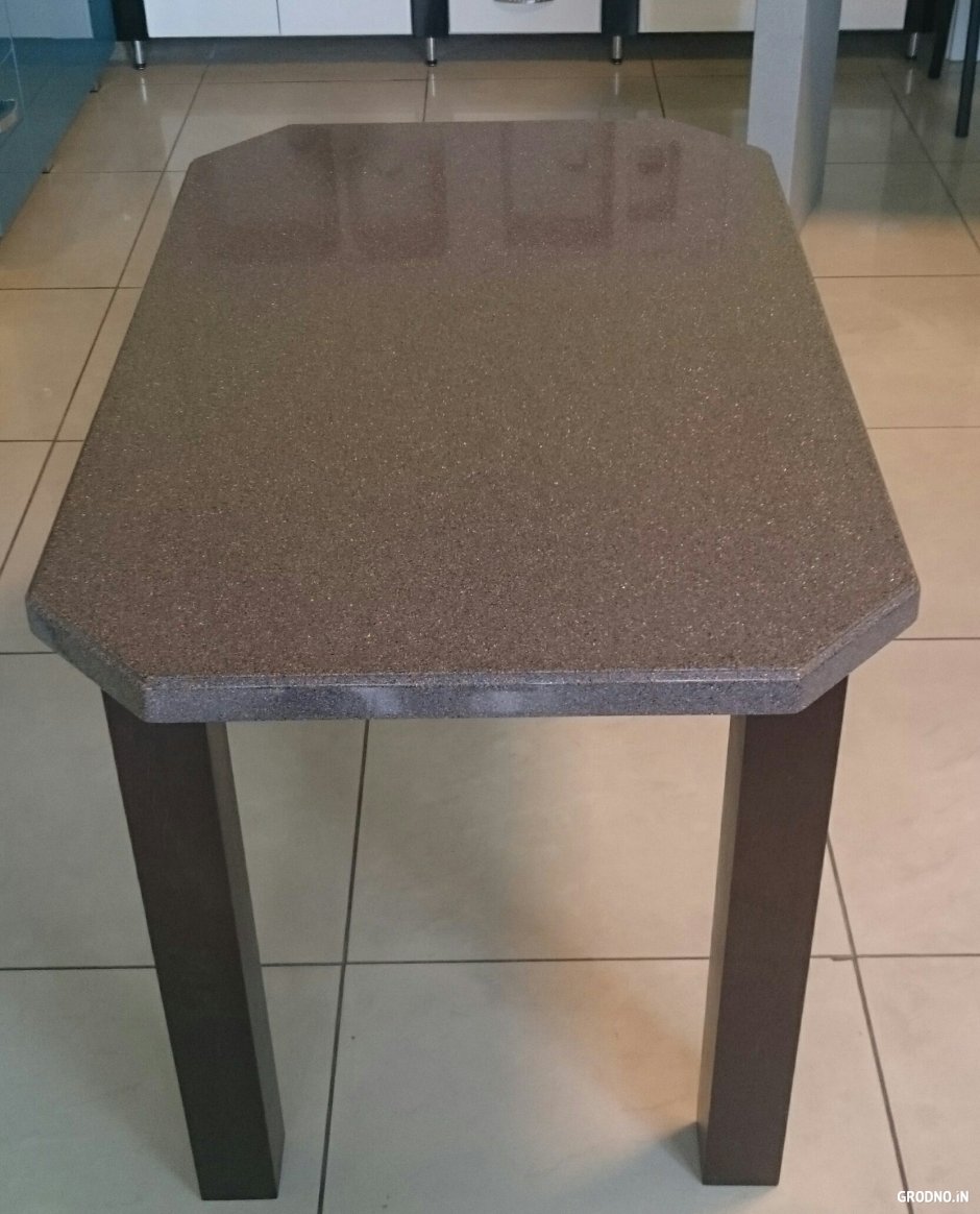 Обеденный стол из искусственного камня