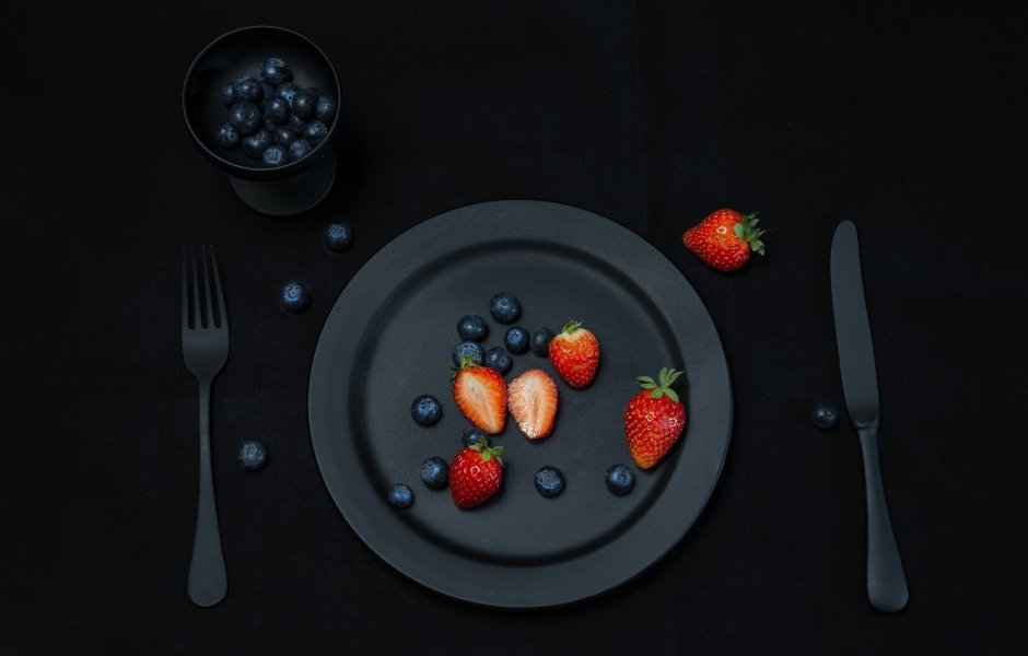 Еда на черной тарелке