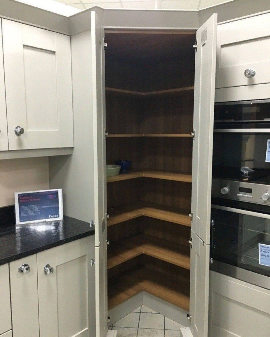 Кухня с угловым шкафом-кладовкой