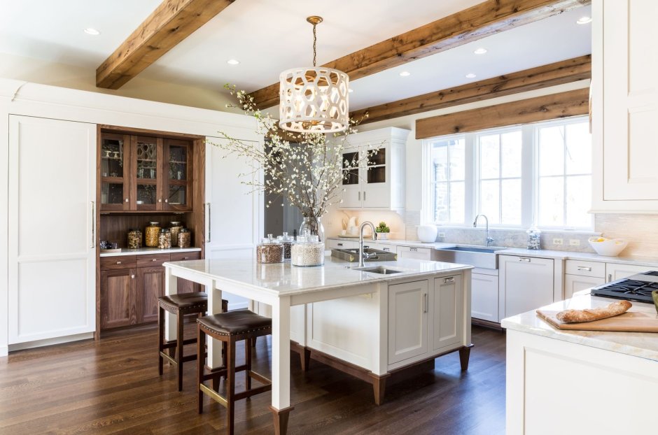 Белый деревянный потолок на кухне