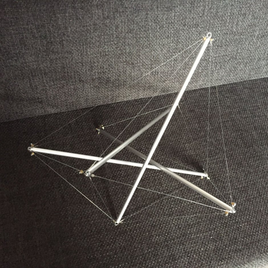 Необычный столик сломай мозг