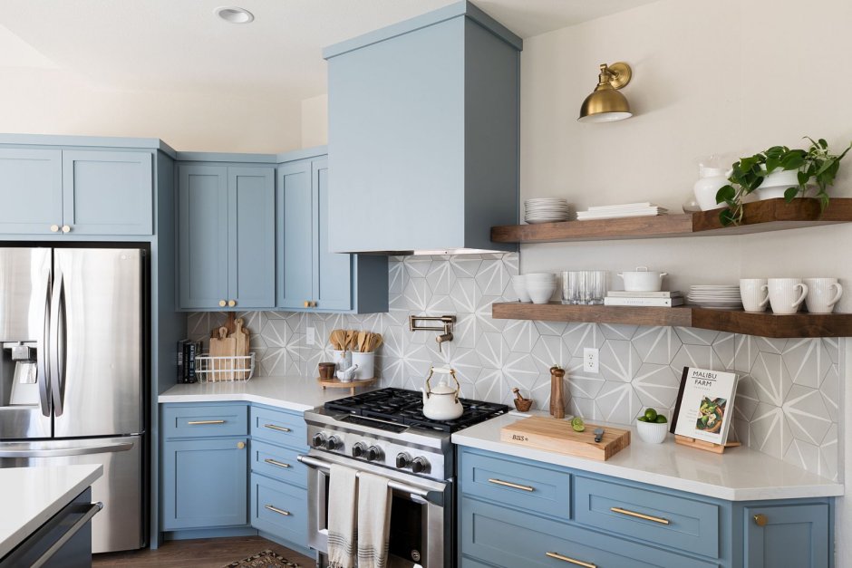 Синяя кухня с серой столешницей