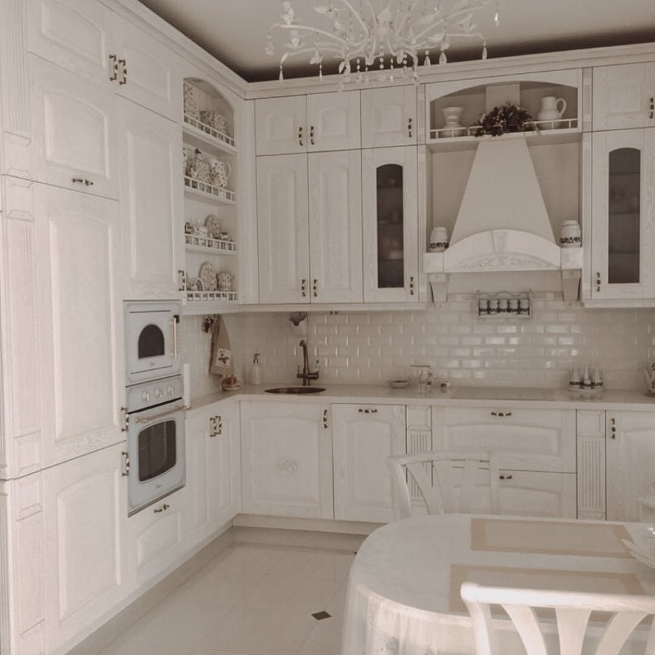 Белая кухня в классическом стиле