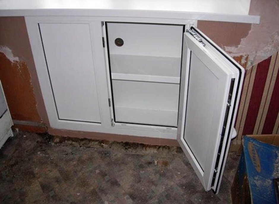 Хрущевский холодильник под окном на кухне из пластика