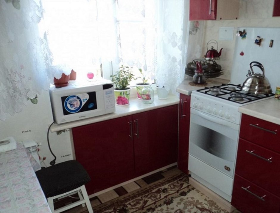 Кухня в хрущевке с холодильником под окном