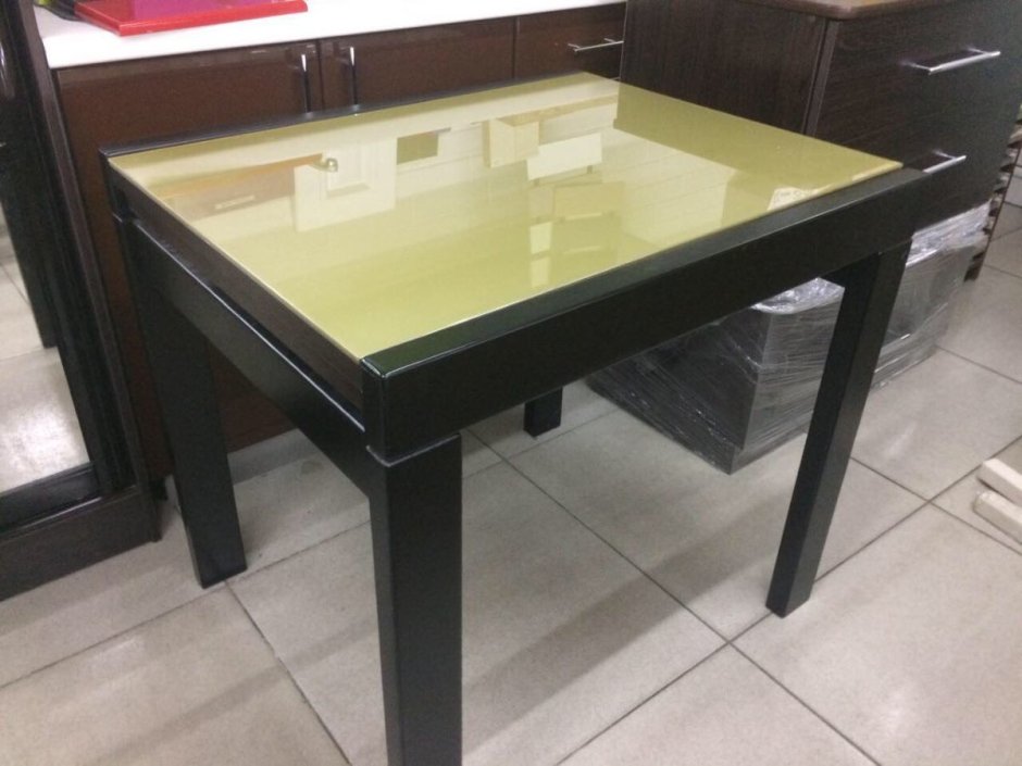 Деревянный стол со стеклянной столешницей