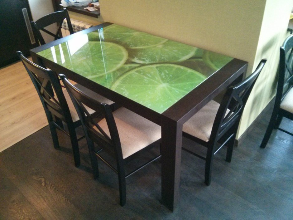 Кухонный стол со стеклянной столешницей