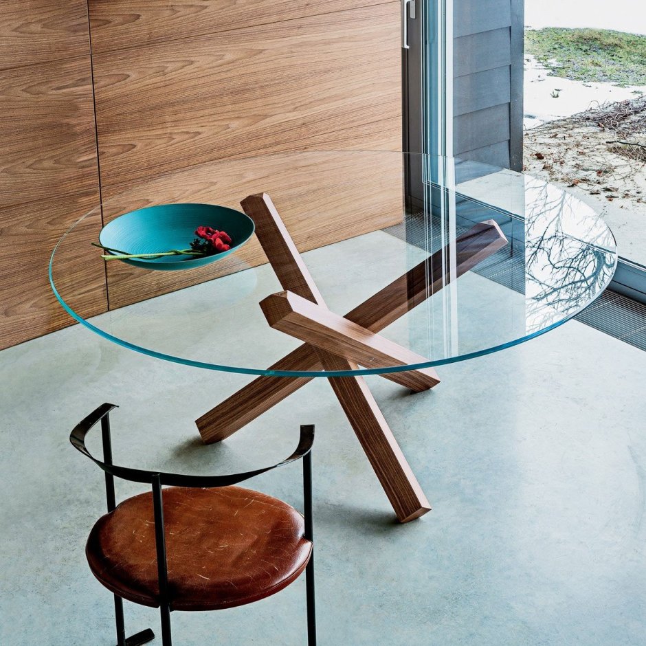 Круглый стол из стекла и дерева