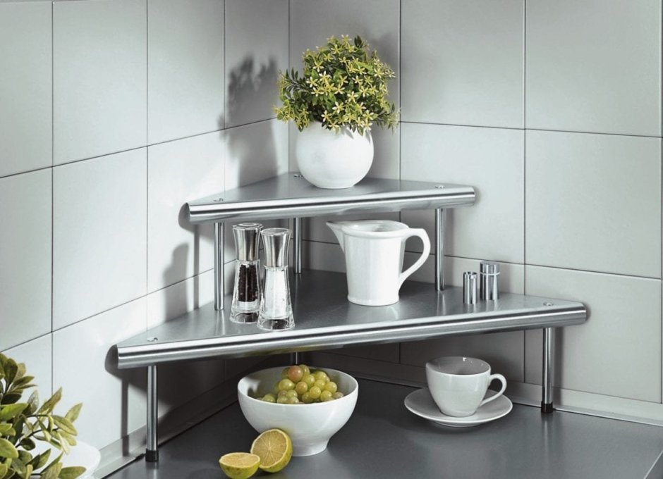 Открытые угловые полки на кухне