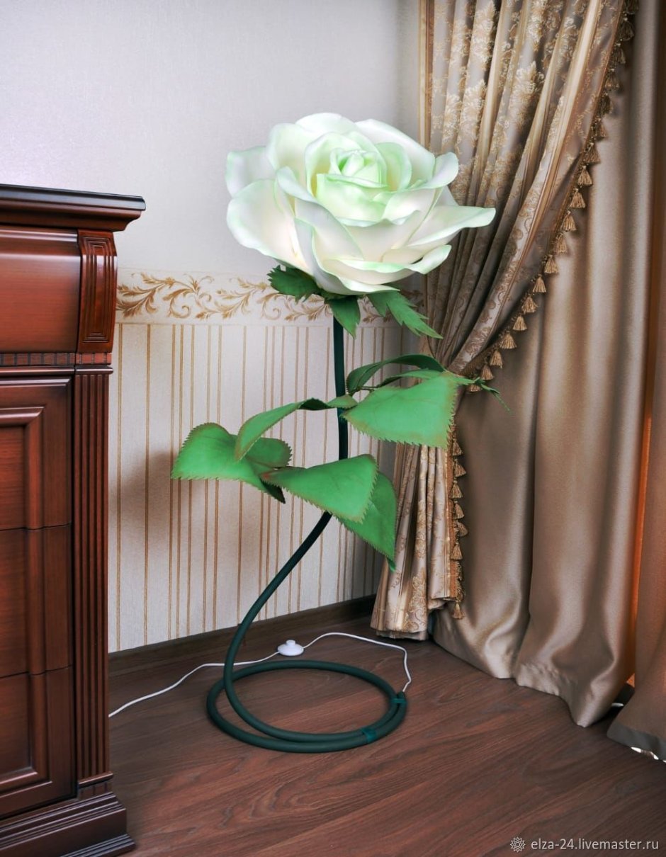 Настольная лампа с розами