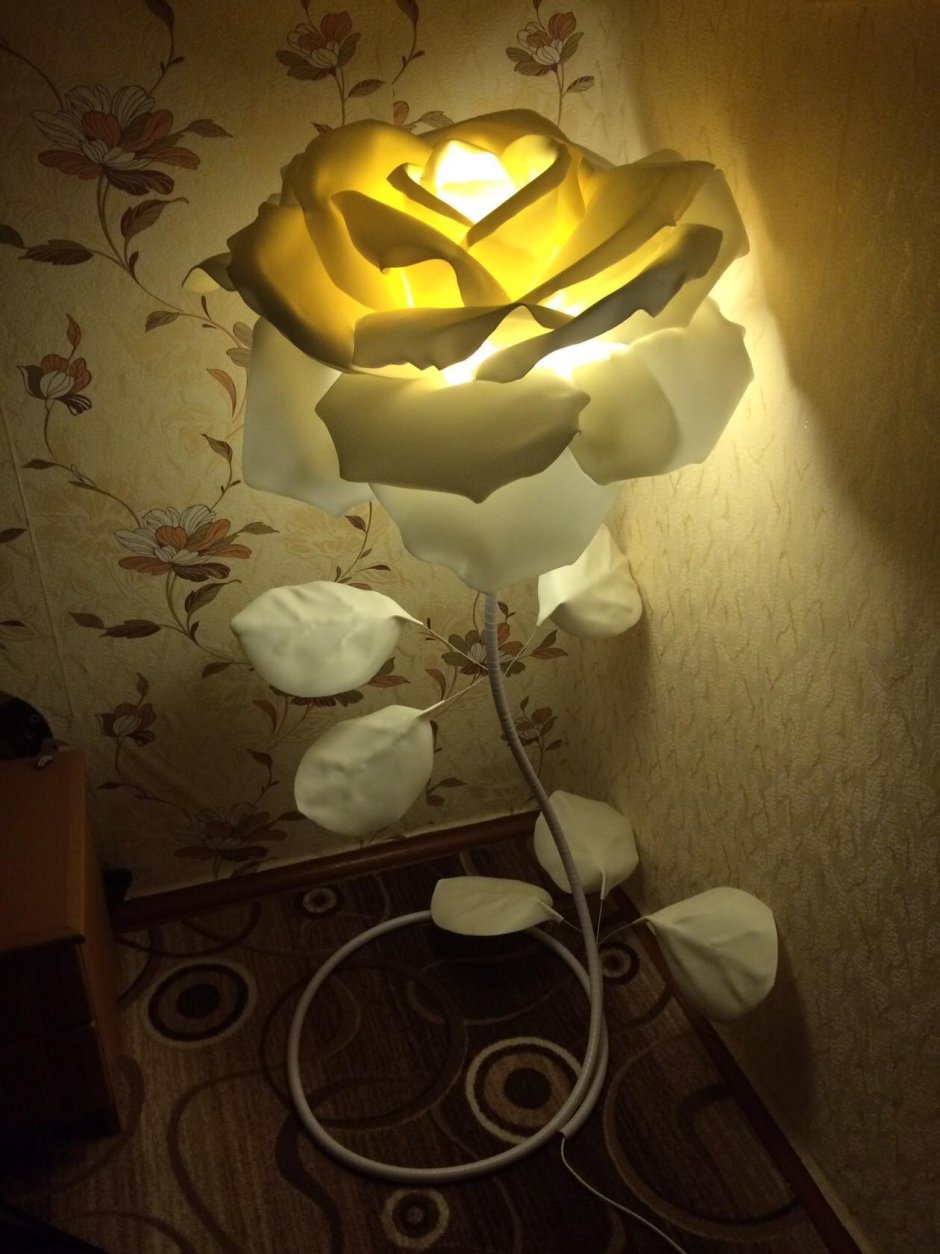 Подвесные светильник у кровати в интерьере